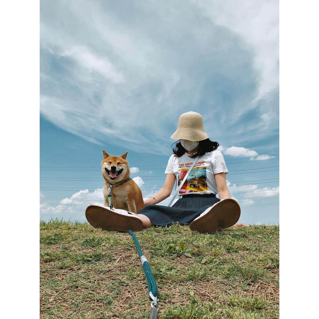 森田想さんのインスタグラム写真 - (森田想Instagram)「💭🐕 外出を我慢してくれていた愛犬、ほんの短時間だけど芝生を走れて嬉しかったみたいです。久し振りの広い青空はいつもより綺麗でした。雲が渦巻いている。」5月30日 18時43分 - kokoro_morita