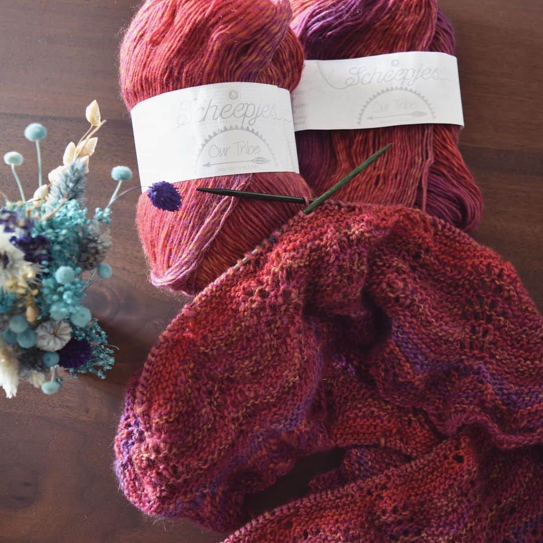 のインスタグラム：「The next project !  Scheepies sock yarns .  Red gradient. I recalculate the pattern and knit a little larger. * 前回の仕上がりが心持ち小さいように感じたので、リサイズして編み始めています。今回はScheepjesのソックヤーン。赤いグラデーションのロングピッチです。この毛糸🧶とってもフワフワでやわらかい〜頬ずりしたくなっちゃう肌触りです。  #shawlknitting #shawlknittingaddict #knittingshawl #knittingshawls #scheepjes #scheepjesyarn #sockyarnshawl #shawlknittingaddict #selfstripingyarn #selfstriping #ショール編み #編み物作家」