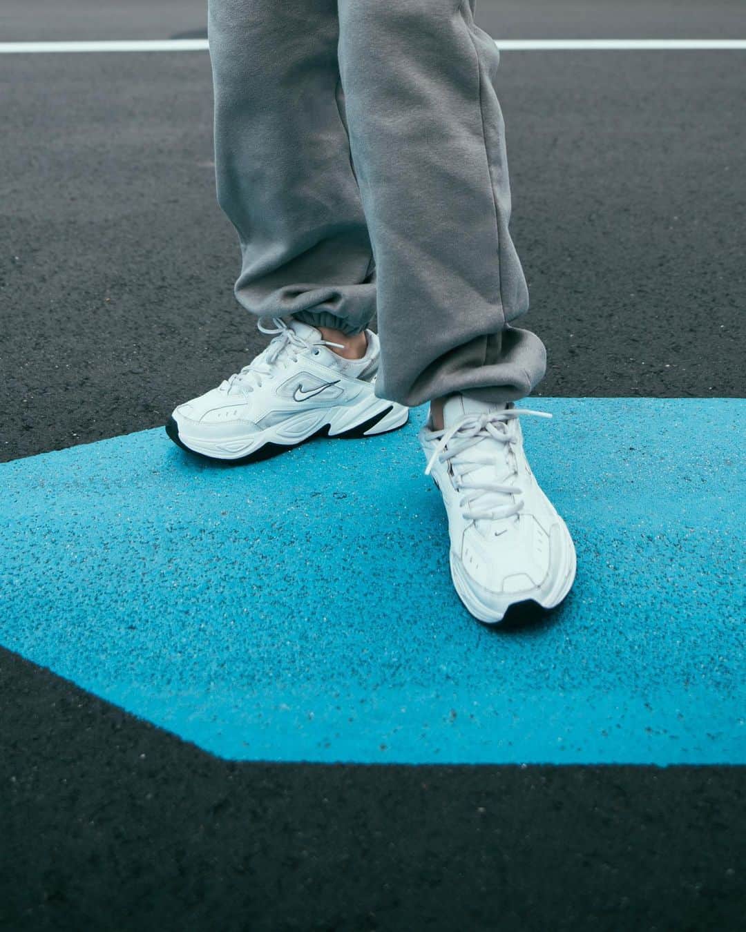 MARISのインスタグラム：「My kinda uniform ♻️💙 I wear  100% #eco  for the earth 😘 #ecofriendly ・ ・ ・ #nike #street #sweatpants #kicks #sneakesrs #blue #gray #love #fashion #ourfit」