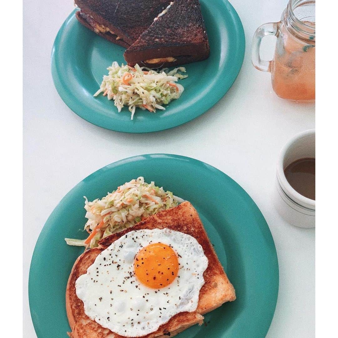 西谷菜々のインスタグラム：「. 誰かと食べるご飯ってこんなに美味しかったっけ  と、ちょっぴり感動。"当たり前"の幸せに気付けた朝でした🍳♡ おニューのパンプスもおろせてダブルハッピー☺️ #ローズバッド #piucomoda」