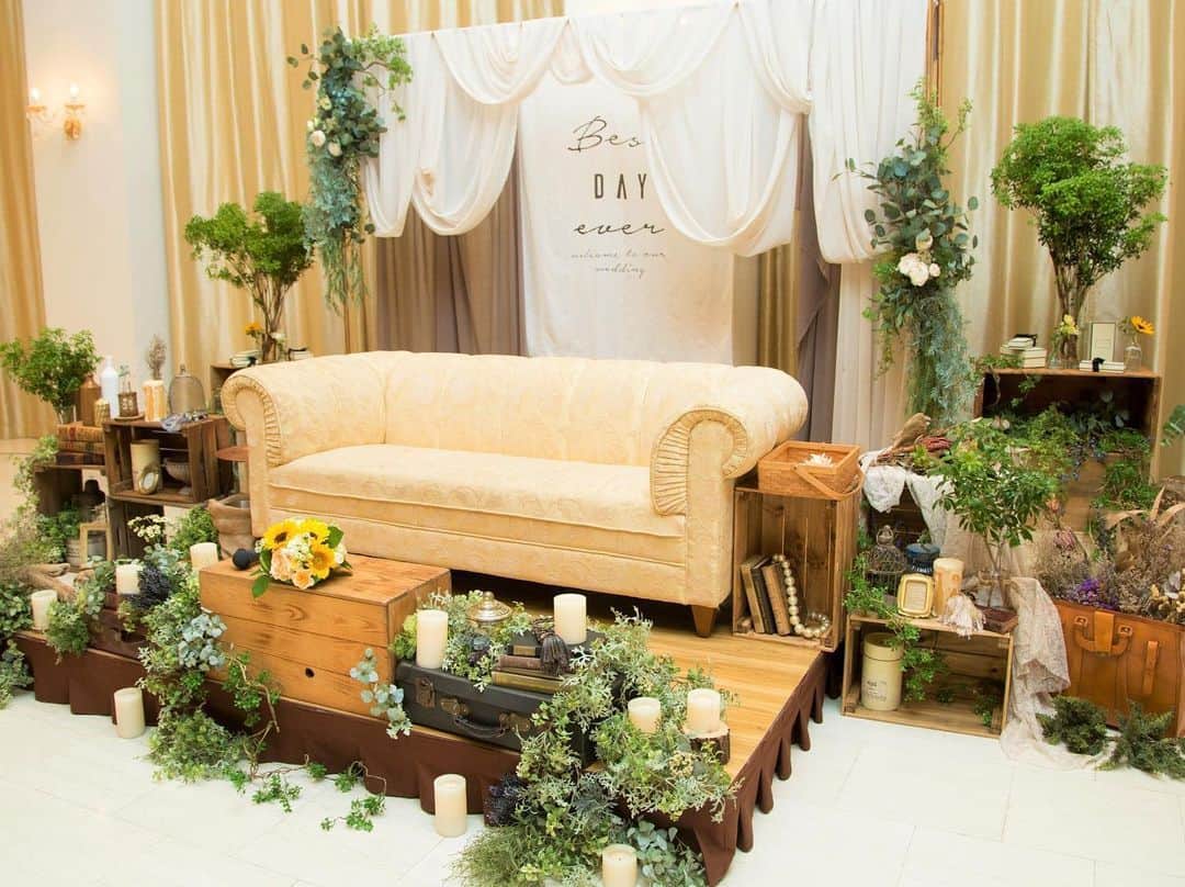 福井結婚式 ヴィラグランディス福井のインスタグラム：「【ソファー席コーディネート】  おふたりのメイン席を ソファーに  おふたりや ゲストの皆様が より近くに感じ 触れ合える  そんな 素敵なコーディネートです✨  結婚式はさらに絆が深まる 魔法の時間✨  #ヴィラグランディス」