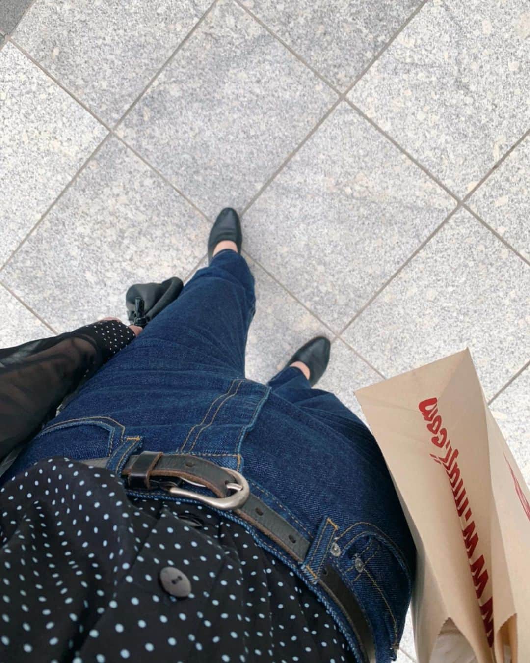 Shiho Sasakiのインスタグラム：「お気に入りの古着ドットシャツに MOUSSY JEANSな日👖🇫🇷 デニムは去年のハイウエストストレートです✌️ 今日は長袖ちょっと暑かった💧 #MOUSSYJEANS#dayoff」
