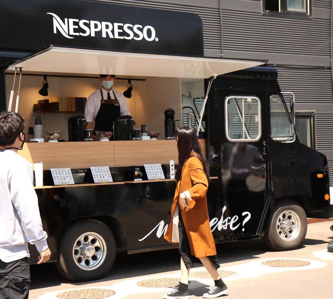 ペ・ドゥナさんのインスタグラム写真 - (ペ・ドゥナInstagram)「What a surprise..! I’ve never seen a “Nespresso” coffeetruck before😃 thanks so much @nespresso.kr for your love and support  감사합니다 #네스프레소 !! #stranger2 #비밀의숲2」5月30日 19時05分 - doonabae