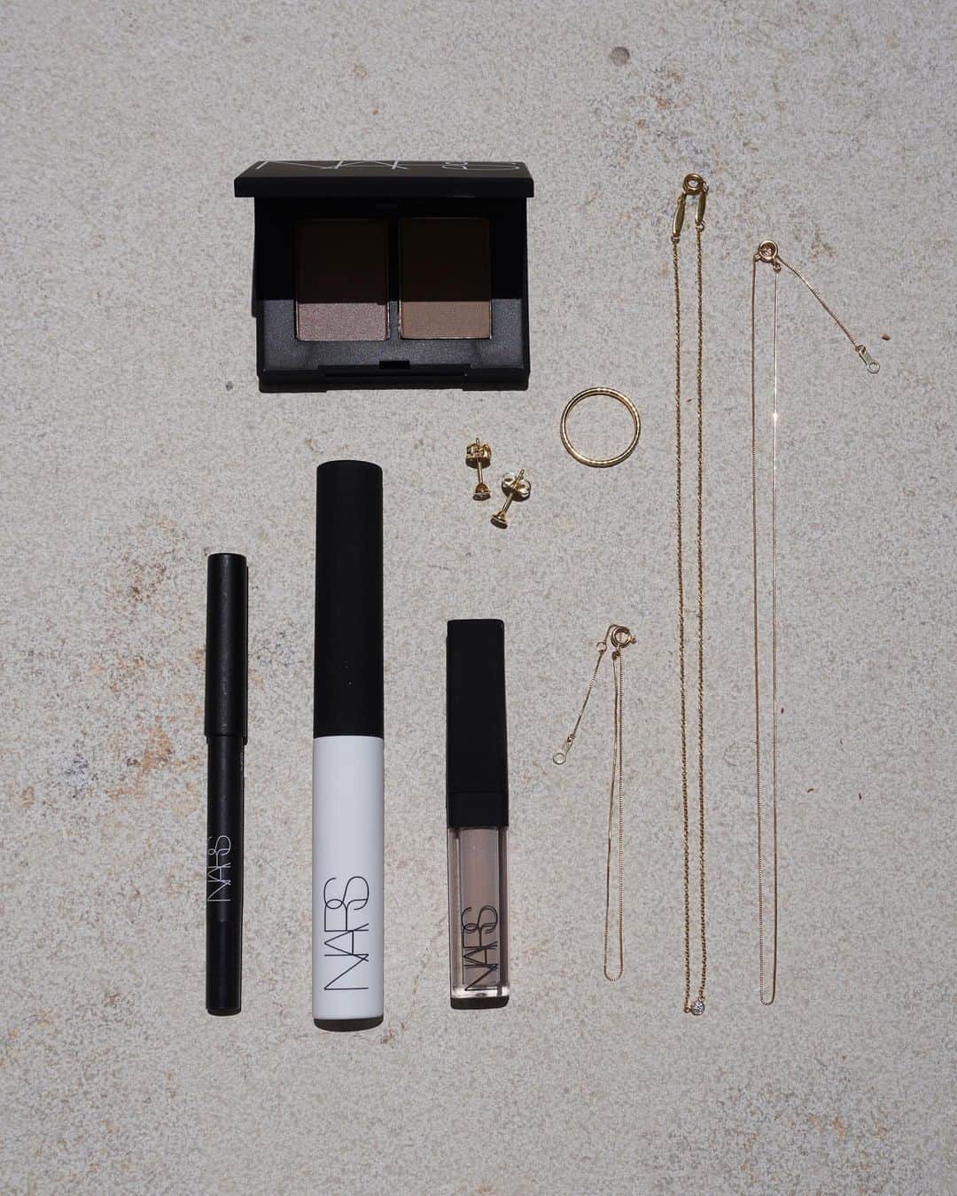JUNNAのインスタグラム：「6月5日よりスタートする @narsissist の 店頭・オンラインでステキなプレゼントが貰える 「NARSアイメーキャップ キャンペーン」 ひと足早くトライさせていただきました  私が選んだシングルアイシャドウは ASHES TO ASHES (5316) と BLONDIE(5311) どちらのカラーもちょこっと日焼けした私の肌によく馴染んでしっとりとした印象。 ヘルシーメイクにもピッタリの自然な色味。  NARSのシングルアイシャドウは質感も幅広くて重ねるのも可愛いから悩んだ...🤯 私は特にマット系、サテン系が好み... デイリー使いのちょっと洒落たカラーが欲しいな〜と思って 他のシャドーと重ねても可愛いこの2つに...。 安心のブラウン系ではなく、少しくすみのグレイッシュなカラーが 気分。  マスカラはパープルにしてみたり。 このカラーにはパープルマスカラがよく合う。  そして今回シングルアイシャドウを2色お買物すると プレゼントの"デュオアイシャドウケース"がなんとも良いサイズ感。 セレクトした2色を早速セットしてみました... うん...理想の仕上がりだわ。大満足。  もう一つのお気に入りは スマッジプルーフアイシャドーベース にじまない！ よれない！ 固まらない！ 強気の目元用ベース。  汗で目元のメイクが寄れやすい今の時期にピッタリのアイテム  フィット感もいいし、これを塗った後はアイシャドーの発色も綺麗で ベーシックメイクにプラス決定🙌  次回YouTubeでも使ってみたので お楽しみに... ※プレゼントはなくなり次第終了だそうです🎁  #カスタムマイデュオ #NARSPartner#narscosmetics #tiffany#ナーズ #メイク#コスメ#コスメ大好き#アイシャドウ#アイシャドウパレット #スキンジュエリー #ジュエリー#ゴ ールド#アクセサリー#ティファニー#バイザヤード」