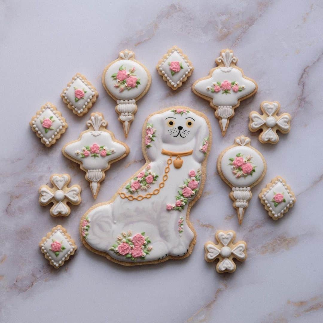 KUNIKAのインスタグラム：「My first doggy cookies🐶🤍🤍🤍 ﻿ ﻿ #artofkunika」