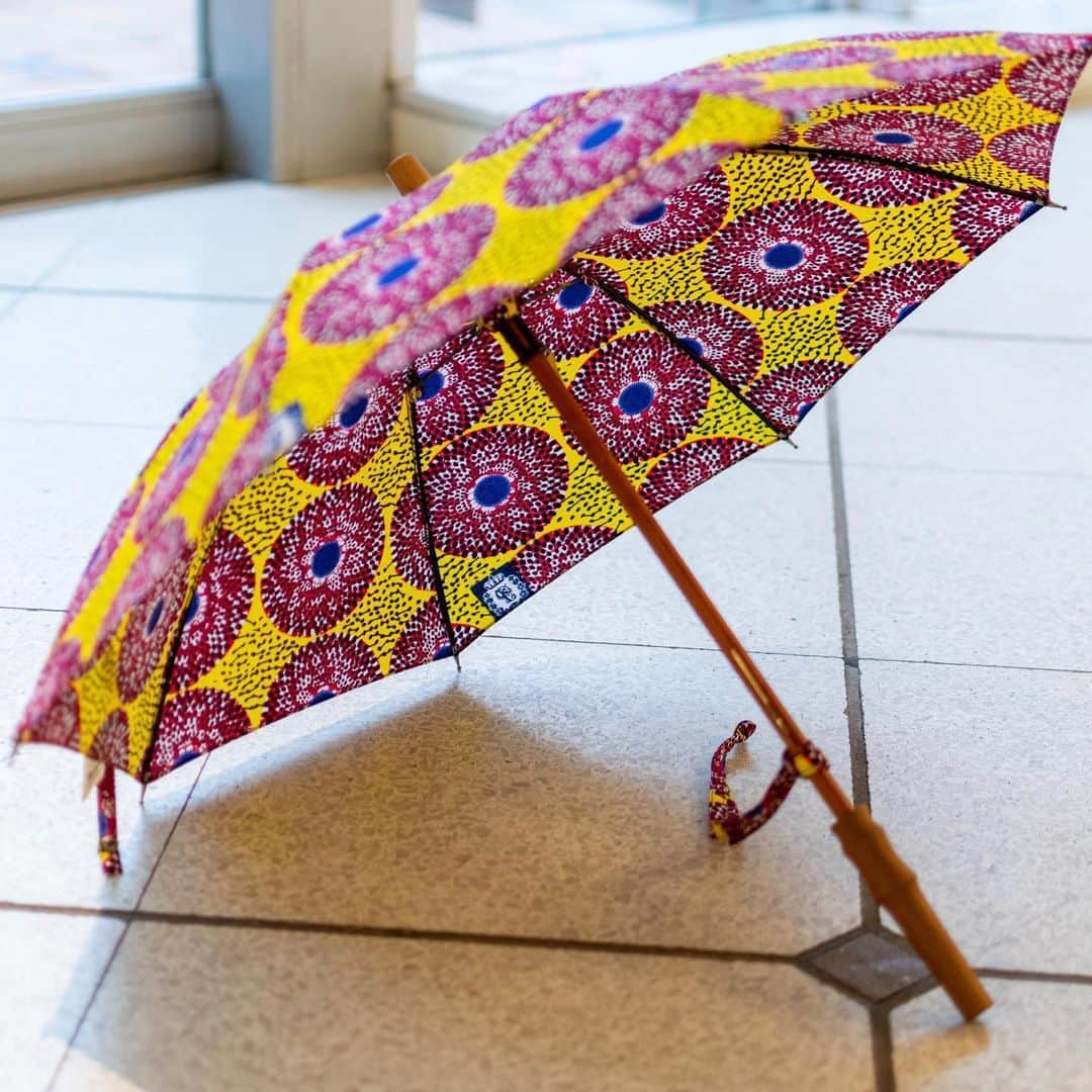 フィガロジャポンさんのインスタグラム写真 - (フィガロジャポンInstagram)「イデーショップ 自由が丘店にて期間限定で、神戸・元町の雑貨店「MANDRAKE（マンドレイク）」が手がけるアフリカンバティック柄のアイテムが展示販売中（6月15日まで）。メインで展開される傘は色彩豊かで、大胆なデザインは同じものがひとつとしてありません。眩しいくらいに鮮やかで、おおらかで、雨の日も楽しい気分になりそうです（編集NS） #イデーショップ #マンドレイク神戸 #mandrakekobe #figarojapon」5月30日 19時11分 - madamefigarojapon