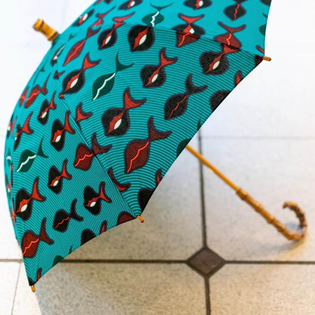 フィガロジャポンさんのインスタグラム写真 - (フィガロジャポンInstagram)「イデーショップ 自由が丘店にて期間限定で、神戸・元町の雑貨店「MANDRAKE（マンドレイク）」が手がけるアフリカンバティック柄のアイテムが展示販売中（6月15日まで）。メインで展開される傘は色彩豊かで、大胆なデザインは同じものがひとつとしてありません。眩しいくらいに鮮やかで、おおらかで、雨の日も楽しい気分になりそうです（編集NS） #イデーショップ #マンドレイク神戸 #mandrakekobe #figarojapon」5月30日 19時11分 - madamefigarojapon