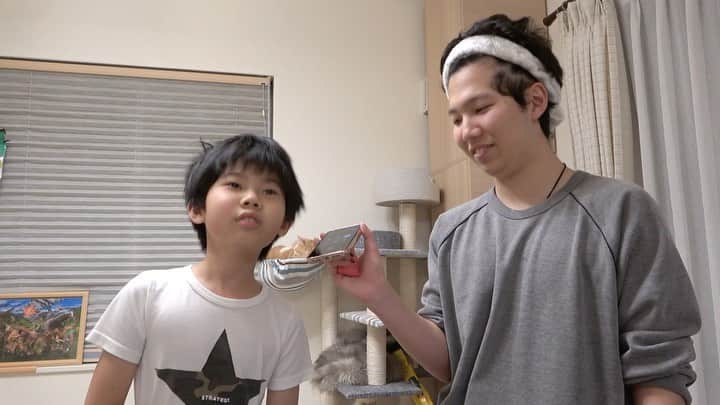 ブラザー4チャンネルのインスタグラム：「今日の動画は観てくれましたか(★‿★)？ ブルブル企画第二弾。 今回はブルブルしながら電話をしたら相手は気付いてツッコんでくれるのか！？です♪ だいちゃん顔面と内臓が崩壊寸前… いっくんはと言うと…いっくんは〇〇が居ないの！？ある事を友人に思わず暴露した事で若干引かれると言う事態…笑 そして内臓イカれる。 ぜひ見てください✨  #brother4 #ブラザー4 #4兄弟 #長男 #次男 #おふざけ #ブルブルマシーン #電話 #テストの点数 #友達に感謝 #おうち時間 #youtube」