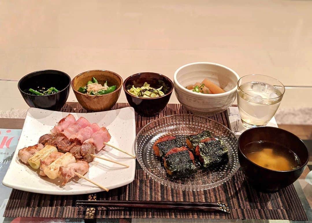 のインスタグラム：「. 1枚目はお家でなんちゃって居酒屋した時の🏮 焼き鳥は竹串に刺して焼くだけなのに、テンション上がります😋 なんだかんだ自粛生活楽しんでいる人ランキングがあったら上位に入る自信あります…🤭 緊急事態宣言解除となりましたが、第二波が来ることのないよう気を引き締めながら、少しずつ外食やお出掛けも楽しみたいと思います☺️ . 🍴menu🍴 ① 焼き鳥（ねぎま/プチトマト&ベーコン/砂肝） 大根もち ニラのお浸し スナップえんどうのおかか和え キャベツと塩昆布のサラダ 大根と卵の味染み煮込み 大根のお味噌汁 . ② お豆腐ハンバーグ にんじんのグラッセ 沢庵のポテトサラダ 豆苗と卵のベーコン炒め 枝豆春巻き キャベツと塩昆布のサラダ お豆腐のお味噌汁 新玉葱の炊き込みご飯 . ③ 冷汁素麺 砂肝と長ネギのガーリック炒め 水菜とカリカリベーコンのサラダ にんじんのグラッセ 水餃子 . ④ ロールキャベツ スナップえんどうの卵とじ カップサラダ 枝豆ガーリックチーズ 新玉葱の炊き込みご飯 ほうれん草のお味噌汁 . ⑤ 三色丼 たっぷり野菜のチャプチェ キウイとクリームチーズのサラダ 無限ピーマン 空豆ガーリックチーズ 餃子のスープ . ⑥ 花餃子 大根と卵の味染み煮込み ハムと水菜とコーンのマヨポンサラダ お豆腐の中華香味ソースがけ タコ飯 かき玉すまし汁 . ⑦ ささみと水菜のレモンペペロンチーノ ズッキーニのチーズソテー ガーリックシュリンプのココットカマン カラフルミニトマトのマリネ オレンジのフラワーサラダ . ⑧ もちチーズお好み焼き お豆腐つくね たたききゅうり 枝豆のクリームチーズ和え キャベツのお味噌汁 . ⑨ トマトとスモークタンのカッペリーニ スパニッシュオムレツ 水菜とカニカマのレモンサラダ ポトフ . ⑩  彩りトマトの水玉カプレーゼ キウイ入りキャロットラペ プチキッシュ 人参とほうれん草のカラフルニョッキ ミネストローネ . . #stayhome #ayumi_y_cooking #おうちごはん #おうち時間 #うちで過ごそう」