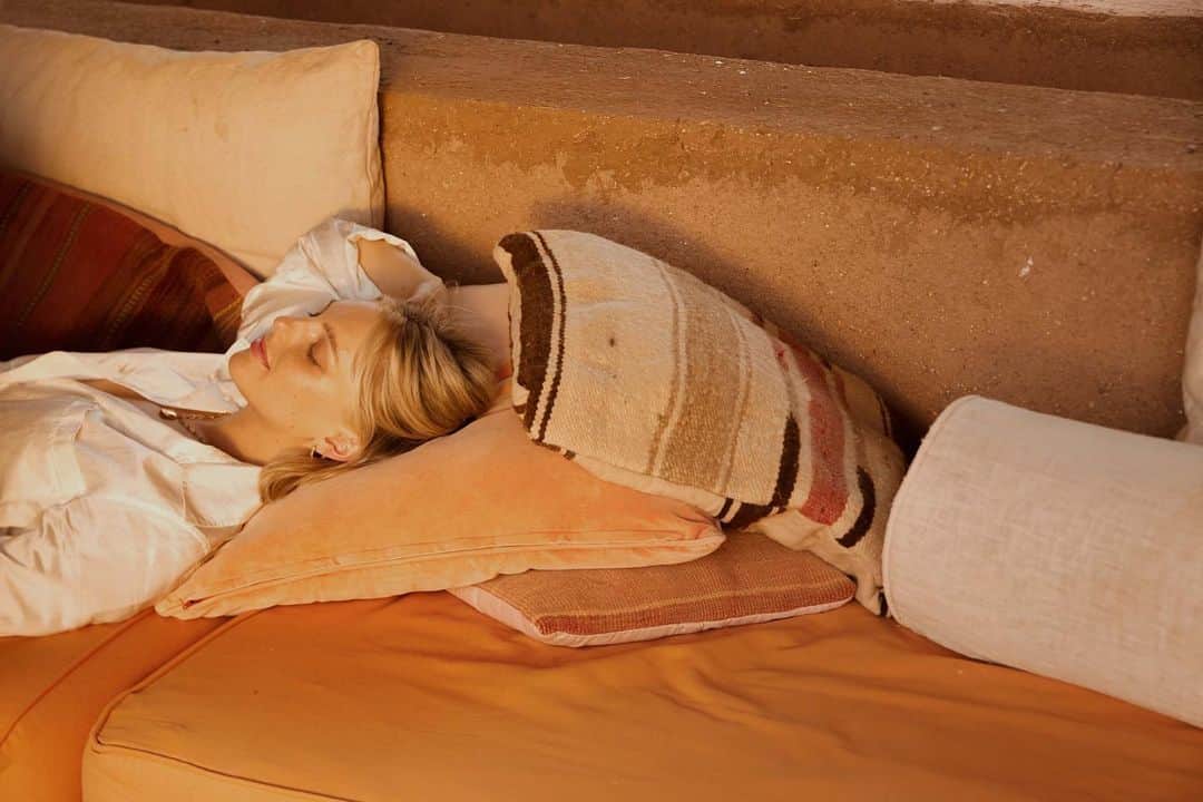 Estée Lalondeのインスタグラム：「Satuday plans include napping in the sun and napping in the sun 🌞 You? #esteelalondeXdaisy」