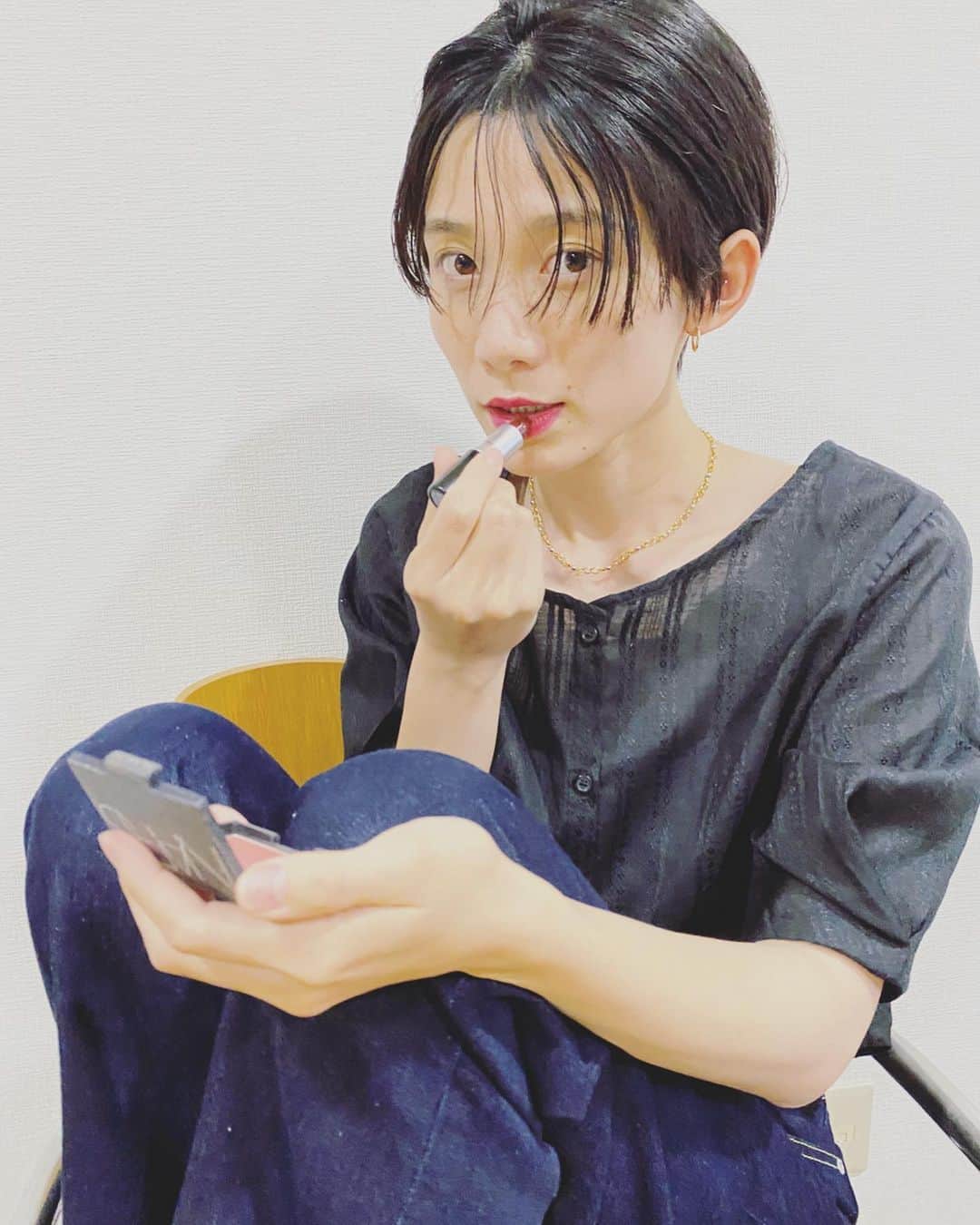 平山奈美のインスタグラム：「メイクするとキブンもアガルね💄 .  #stayhome #ステイホーム #お家時間 #おうち時間 #theshoptk #ザショップティーケー #ザショップtk #tstkplus﻿ ﻿#男の子ママ #ママコーデ #ショートヘア #デニムコーデ #夏 #メイクアップ #赤リップ #大人カジュアル #メイク」