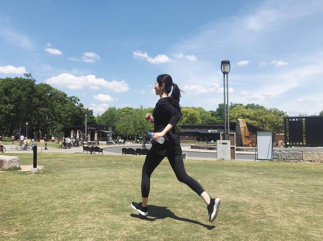 福井千佳さんのインスタグラム写真 - (福井千佳Instagram)「. . 気づけば、夏ね🌞 . #sports#walking#running#ランニング#大阪城公園#トレーニングウェア . . 撮ってもらってるとき、 「もうちょいモモ上げて！！！！🤣」って。 . 歳ですかね。笑 . どなたか。夜テニ部、はじめませんか🎾？ (このときは素材撮りだからお昼だけど 焼けたくないから夜限定。) . #model#fashionmodel#모델#和装モデル#webモデル#フリーランス#freelance#福井千佳#chika_fukui#インフルエンサー#beauty#followme#style#picoftheday#japan#handmadeaccessory#いいね返し#패션#좋아요#좋아요반사#좋아요환영#팔로우미#팔로미#뷰티스타그램」5月30日 19時38分 - chika291
