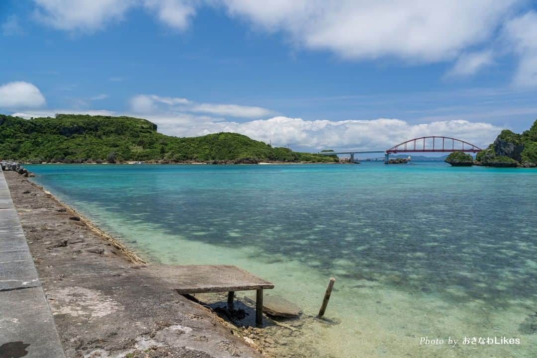 おきなわLikesさんのインスタグラム写真 - (おきなわLikesInstagram)「ここはどこの島でしょう(*^^*)？？ . 同じ沖縄なのに島は流れてる時間が ゆっくりに感じるんですよね〜♪ . 昔ながらの赤瓦屋根の家、漁港の風景、 近所のおばあちゃん・おじいちゃんがユンタクする休憩スポット . どこか懐かしい感じがして 島の風景は癒されますね🌺 . さて、この風景でどこの島かわかりましたか☺️ ヒントは本島から車で行ける離島です！ . . ================= たくさんのコメント💬ありがとうございました☺️ . 正解は、うるま市にある伊計島🐠 3枚目の写真に写っている赤い橋が目印ですよ〜✌️ . 沖縄本島と橋🌉で繋がっていて気軽に行けちゃう離島です🏝 . . ================= . ——————————————————— #沖縄 #okinawa #okinawajapan #Japan #沖縄の離島 #海 #beach #countryside #countrysidelife #おきなわLikes ———————————————————」5月30日 19時38分 - okinawa_likes