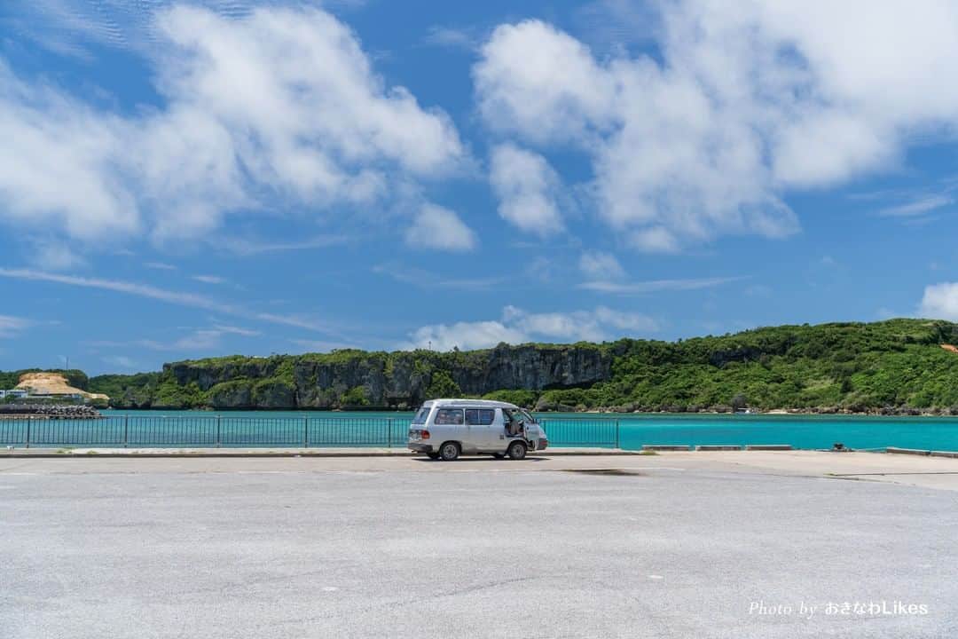 おきなわLikesさんのインスタグラム写真 - (おきなわLikesInstagram)「ここはどこの島でしょう(*^^*)？？ . 同じ沖縄なのに島は流れてる時間が ゆっくりに感じるんですよね〜♪ . 昔ながらの赤瓦屋根の家、漁港の風景、 近所のおばあちゃん・おじいちゃんがユンタクする休憩スポット . どこか懐かしい感じがして 島の風景は癒されますね🌺 . さて、この風景でどこの島かわかりましたか☺️ ヒントは本島から車で行ける離島です！ . . ================= たくさんのコメント💬ありがとうございました☺️ . 正解は、うるま市にある伊計島🐠 3枚目の写真に写っている赤い橋が目印ですよ〜✌️ . 沖縄本島と橋🌉で繋がっていて気軽に行けちゃう離島です🏝 . . ================= . ——————————————————— #沖縄 #okinawa #okinawajapan #Japan #沖縄の離島 #海 #beach #countryside #countrysidelife #おきなわLikes ———————————————————」5月30日 19時38分 - okinawa_likes