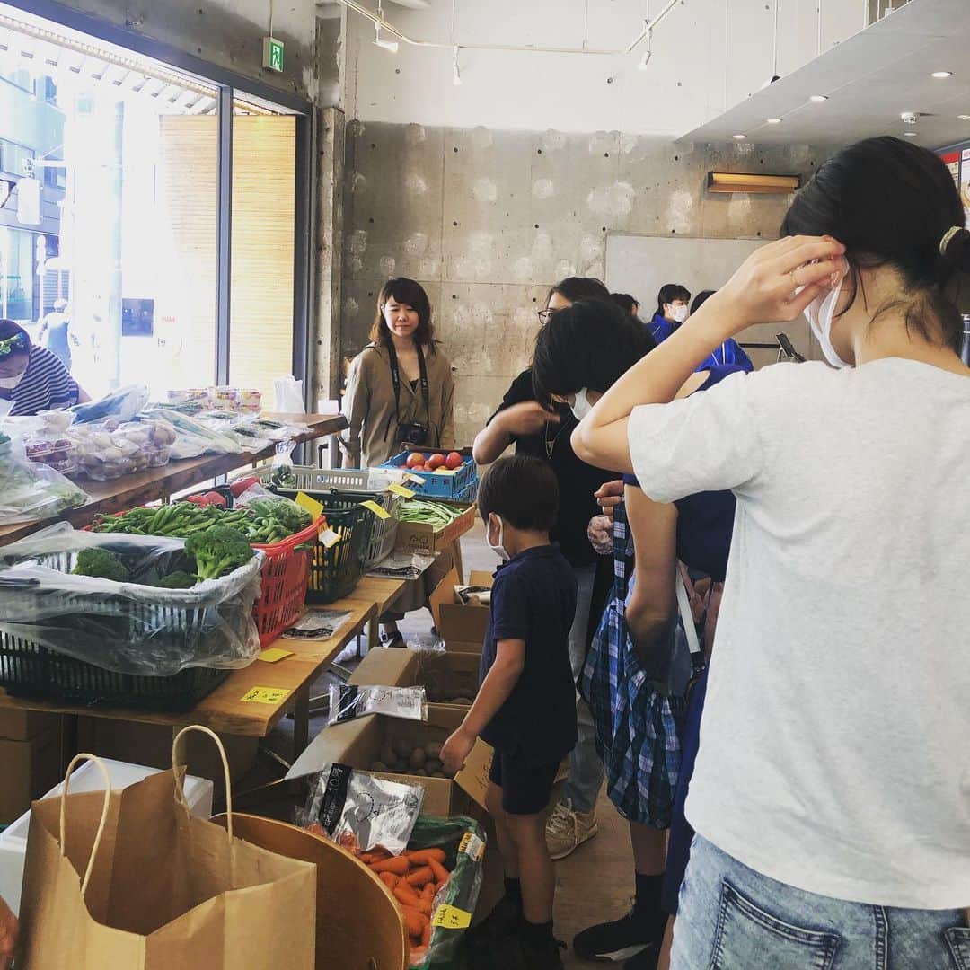 林千晶さんのインスタグラム写真 - (林千晶Instagram)「今日はFabCafeが野菜売場に変身！ 日本中から集まった美味しい野菜たち。極めつけは、熊本県の大きなスイカ！でもあまりの美味しさに、写真撮るの忘れちゃった^_^」5月30日 19時40分 - chiaki_0808
