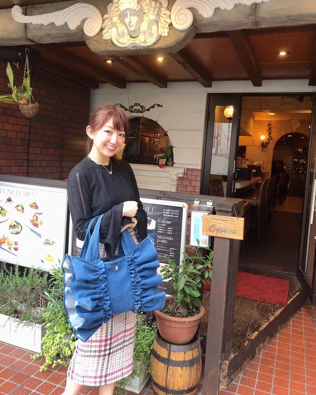 尻無浜冴美のインスタグラム：「おニューのバッグお気に入り🥰 リボン🎀の形してるの♪ 海外のブランドだから人とあまり被らなくて好き(∩´∀`∩)♡ 別のデザインも欲しいな〜✨✨ 大宮で食べたうにパスタが絶品だったよ🤤💓 #heloyse  #elle  #エロイーズ  #bag  #うにパスタ  #maredisakai  #大宮」