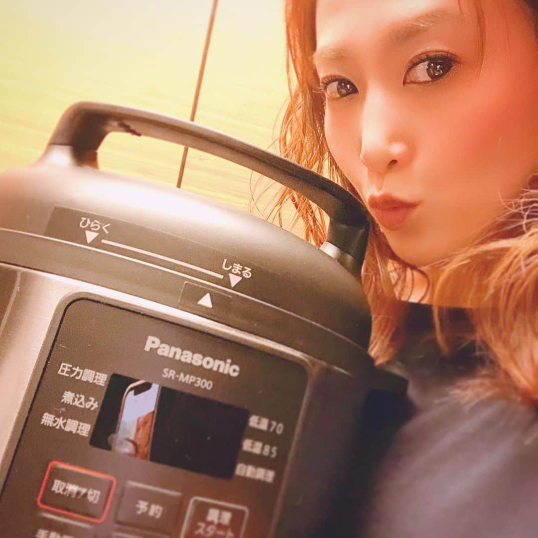 龍真咲さんのインスタグラム写真 - (龍真咲Instagram)「こんばんゎ🌙昨日は沢山のコメント、いいね、DMを有難うございました❗️今日は、わたしの第二の親友(音海ゆうまの次)を紹介したいと思います⤴︎ この子は優秀です。。Panasonicの電気圧力鍋✨✨最近はこの子とタッグを組んでます💪 皆様から、お料理を見せて欲しい！のリクエストを頂くのですが何だかあれで。。💦あれというのは伝えしれないあれです🥺💦💦なので、このぐらいでご勘弁下さい🙇‍♀️🙇‍♀️🙇‍♀️ うさぎは、ずっと愛用していたマグの上にのせるやつです。最近はお料理する時に、私の見守り隊になってくれてます🐰‼️この子がいると、上手くいくんです笑 今日は、お野菜メインのお夕食でした⤴︎⤴︎⤴︎みんなは何食べるのかな😊ちなみに、お皿は大好きなアスティエのです✨パリに行く度に、少しずつコレクションしています✨ さて、今日は#龍真咲のMOONLIGHTPARTY #ニッポン放送　今夜21:10〜です💓勿論、聴いてくれるよね❗️❗️❗️ そうそう❗️最近、霧矢さんのInstagram見つけて(実はSNS系むっちゃ難しい😣というか、少し苦手で。。)パンをこねる姿がむっちゃかっこ良かったです😄なんか、ハマって何回も見てしまいました🍞」5月30日 19時46分 - masaki_ryu