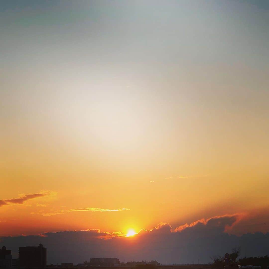 鷹木信悟さんのインスタグラム写真 - (鷹木信悟Instagram)「沈む直前の太陽が好きだ...🌇 #夕焼け」5月30日 19時50分 - takagi__shingo