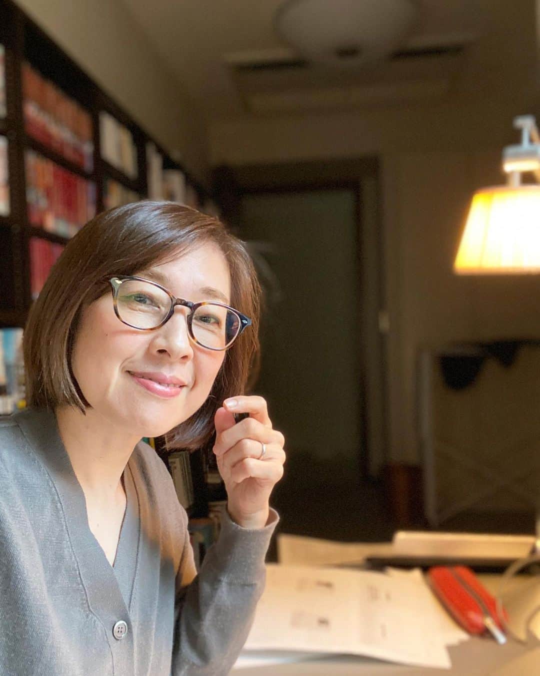 小西美穂のインスタグラム：「緊急事態宣言解除で人出も増えましたね。﻿私の週末は変わらず、怒涛の論文読み&レポート漬けの時間です😅﻿ ﻿ でも、授業内容をコロナ関連に変更して解説してくれる先生もいて、﻿世界が変わる節目に﻿、学生として大学の中にいて、自分でしっかり考えるのは﻿、すごく良いことなのでは！﻿ と前向きに思えてきました。﻿ ﻿ 塞翁が馬。﻿ 思うようにならないことが多いけど、この経験もきっといつか役立つ！と思っています。﻿ ﻿ #オンライン授業 #社会人大学院生 #大学院 #大学院生 #社会人大学生 #早稲田大学 #学生生活 #masterstudent #gradschoollife #gradschoolgrind」