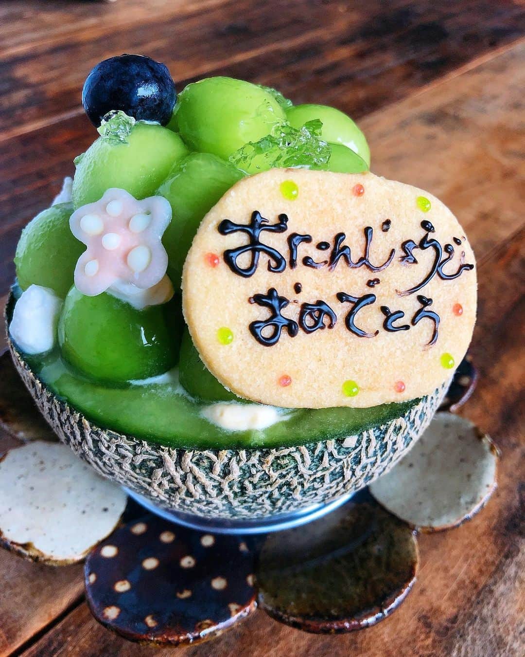 chaako ちゃあこのインスタグラム：「2020.5.30 * * 今日は私の誕生日(o´罒`o)ﾆﾋﾋ♡ 何歳になったかは聞かないで(笑) * お昼は超久しぶりに外食しました。 個室のお店だし、開店時間に行くから良いかなーと思って。 * 本当何ヶ月ぶり？外で食べるの。 しかも焼肉ー( ⁼̴̶̤̀ω⁼̴̶̤́ ) 変わらず美味しかったー♡ * お昼の特選ランチセットと追加でミノとホルモンも。 ホルモン大好き(*≧∀≦) * あとはケーキも買ってもらって。 このメロンたっぷりなケーキが良かったのー♡ @asadayuka.psasadayo * 中に美味しいスポンジとカスタードクリームが入ってて、メロンの果肉も甘くて柔らかくて。 最高に美味しかったー( ´͈ ᗨ `͈ )◞♡⃛ * サイズは1人で食べられるサイズです。 直径11cmくらいかな。ドアップで撮ってるから大きく見えるかもだけど(•ᵕᴗᵕ•) * 今日は誕生日って事で我が儘言い放題(笑) 誕生日週間って事で今週はいつもより甘めに接してもらいました(￣m￣*) 何でも何しても「あ、今週は誕生日週間…」って呟くとオールOK(* ´艸｀) いつの頃からかそういう決まりごと？みたいになってます。勿論、旦那の誕生日の週もそういう感じではあるけど… 私の時よりは厳しめです(￣∀￣)ｳﾋ♪ * はなちゃんにも誕生日週間はあって♡ いつもより甘めに、より濃厚に接してました(笑) あ、昨日の夢にはなちゃんは全く、全然、少しも出てきてくれなくて(๑¯ω¯๑) * ケーキが小さかったのかなー(笑) 足りなかったみたいです┐( ´ー｀)┌ ﾌｯ はなちゃん、相変わらず厳しい(笑) * *」