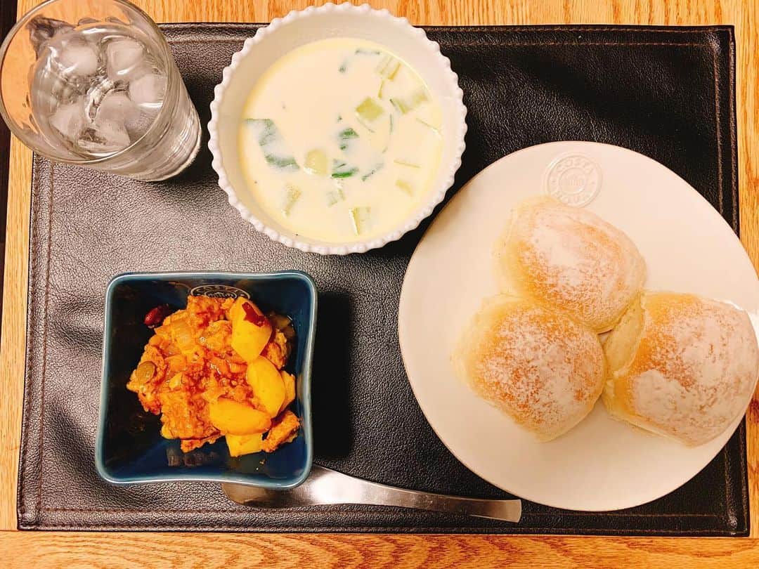 川谷修士さんのインスタグラム写真 - (川谷修士Instagram)「ありがとう#オイシックス、良い〜#kitです。 メインは#食感いろいろポークビーンズ風煮込み サイドは#2種野菜とベーコンのクリームスープ でした。今回は#ライス　よりも#パン　かなと思いましたで。ご馳走様でした。#パパ#作る#晩ご飯#2丁拳銃#川谷修士」5月30日 19時57分 - 2chokenju_shuji