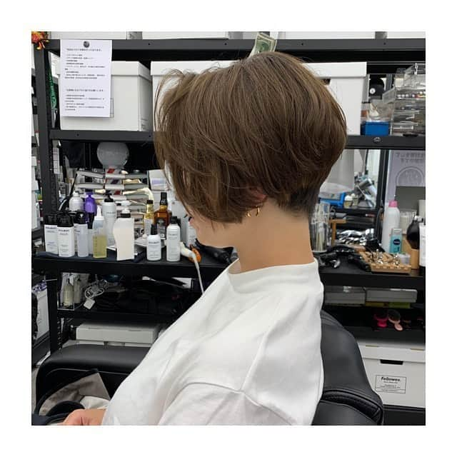 田中美保さんのインスタグラム写真 - (田中美保Instagram)「髪の毛切ってもらいました✂︎ @mackydesu  しっかり対策してくれていて、お客様も満タンで2名…(←コレは元々) 席も離れているのでプライベート感あり密にならずに👌  私が行った日はマッキーと私たち家族だけでした🙏(←たまたま)  解除されてそうそうに行くのは…と悩みましたが…仕事も徐々に始まるししっかり対策しつつ…  スッキリ〜✂︎ カットは襟足をかなり短くしてもらいました！！ 前髪は伸ばしを継続… 色はいつも通り緑っぽい茶色で インナーカラーを明るめに入れてもらい透け感を出してもらいました🙏 👶にも引っ張られにくくなりました🙏w ＊車内写真は助手席で止まっている時のものです！！ インカメラだから反転して運転席いるみたい？！ #カラーカット #アトリエマキタ」5月30日 19時57分 - miho12tanaka