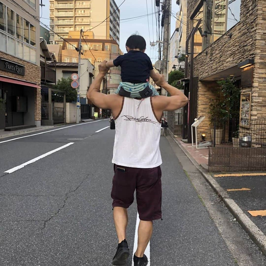 TAKAみちのくさんのインスタグラム写真 - (TAKAみちのくInstagram)「歩き方そっくりだな🚶‍♂️ 一緒に運動して  一緒に遊んで  疲れたから帰りましょう👦  #ちびみちのく  #べびみちのく  #親バカ」5月30日 19時59分 - takam69