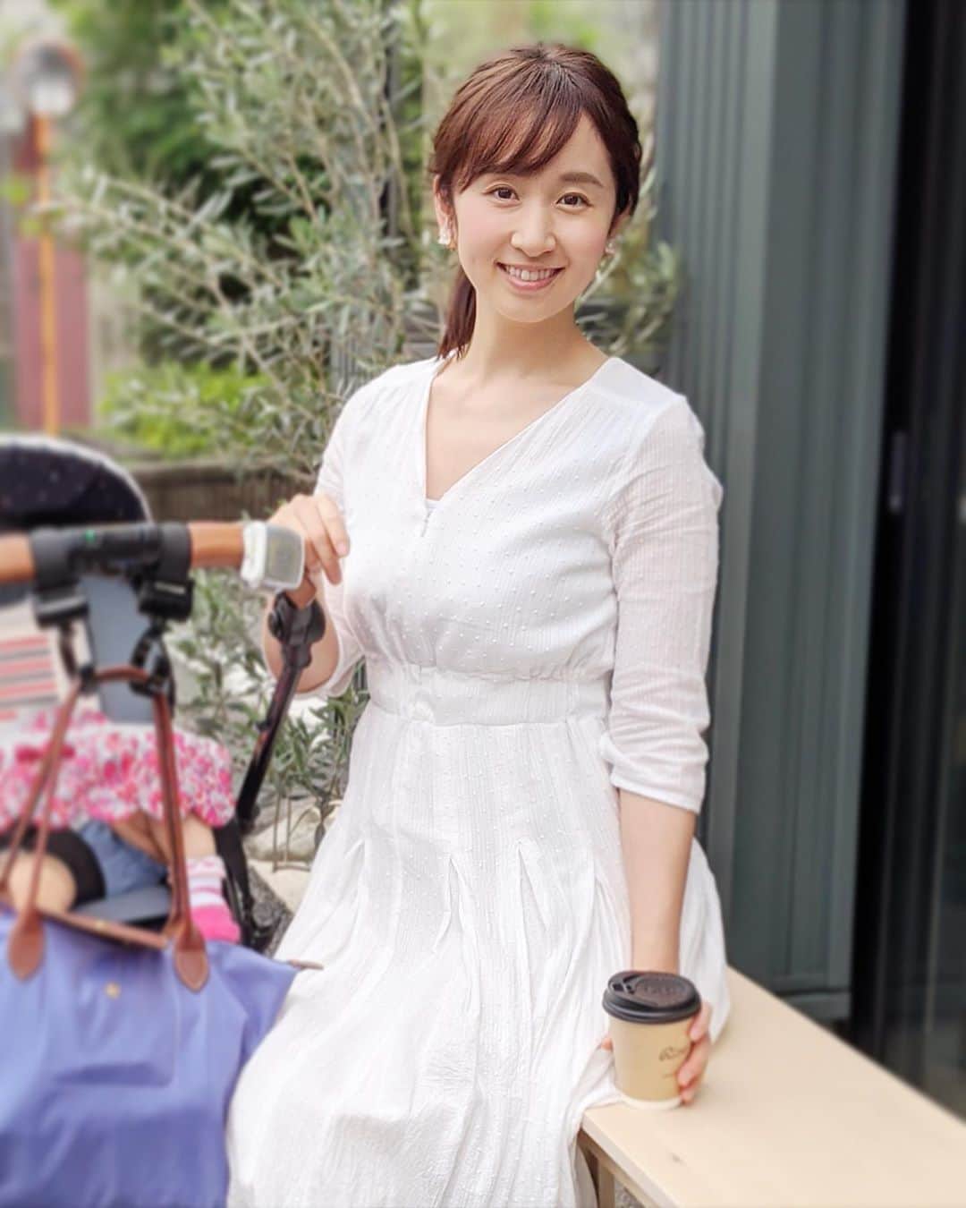 小野恵美のインスタグラム：「雨の止み間に主人と娘とお散歩🌿 テイクアウトしてちょっと休憩です☕️ 少しの時間だけど楽しい🥰  授乳できるワンピースは　@chocoa_official  マタニティからお世話になってます🙏  #ママコーデ #ママファッション #ワンピース #お散歩 #女の子ママ #休日」