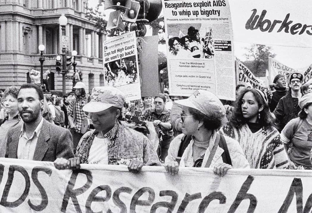 フィラデルフィア美術館さんのインスタグラム写真 - (フィラデルフィア美術館Instagram)「Fifty-one years ago today, the LGBTQ community that frequented the Stonewall Inn in New York City resisted another night of routine discrimination and harassment because of their identity. Trans women of color and drag queens fought back against being arrested for violating the state’s gender-appropriate clothing statute, and six days of protests and riots ensued. These photos celebrate the continuation of this spirit of protest, in this instance against governmental inaction in the fight against AIDS in 1987's March on Washington. #PrideMonth 🏳️‍🌈 • “DC87-26," October 11, 1987 (negative); 2018 (print), by David Lebe © David Lebe. "DC87-48," October 11, 1987 (negative); 2018 (print), by David Lebe © David Lebe. "DC87-41," October 11, 1987 (negative); 2018 (print), by David Lebe © David Lebe. "DC87-35," October 11, 1987 (negative); 2018 (print), by David Lebe © David Lebe.」6月28日 23時05分 - philamuseum