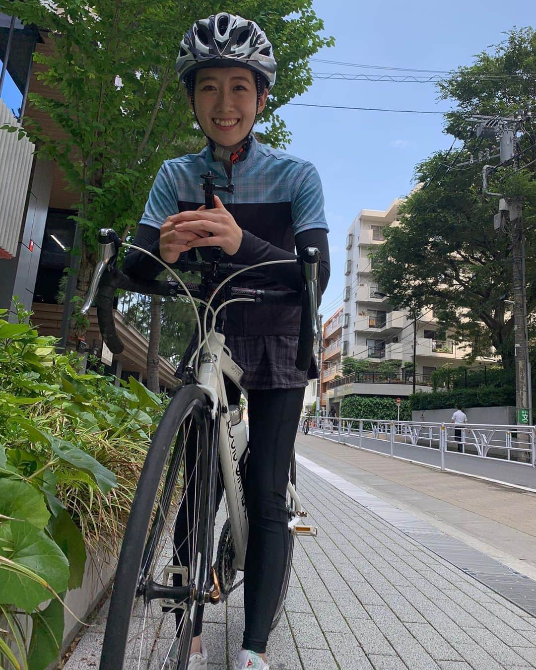 馬場奈々瀬さんのインスタグラム写真 - (馬場奈々瀬Instagram)「ロードバイク乗ってみました😊！！. YouTubeに上げてるのでぜひ見てください(^^)✨ . . 風を切っていく感じがとてつもなく気持ちくて、ハマります！！運動になるし、ストレス発散にもなるし、遠出もできそうだし、いい事尽くし🤤w. .  ご無沙汰すぎる馬場Tube!!!🍌w. . トップから飛べるのでぜひ見てください😊👏 . おやすみなさい！！ .  #ロードバイク　#ロードバイク女子　#馬場tube #youtube #自転車　#ペダル　#louisgarneau #kapelmuur #カペルミュール　#汗 #uvカット　#ヘルメット女子　#被ったのいつぶりだろうw #ルイガノ #中学の通学の時ぶりかも #ウェア」6月28日 23時17分 - nanaseeeen