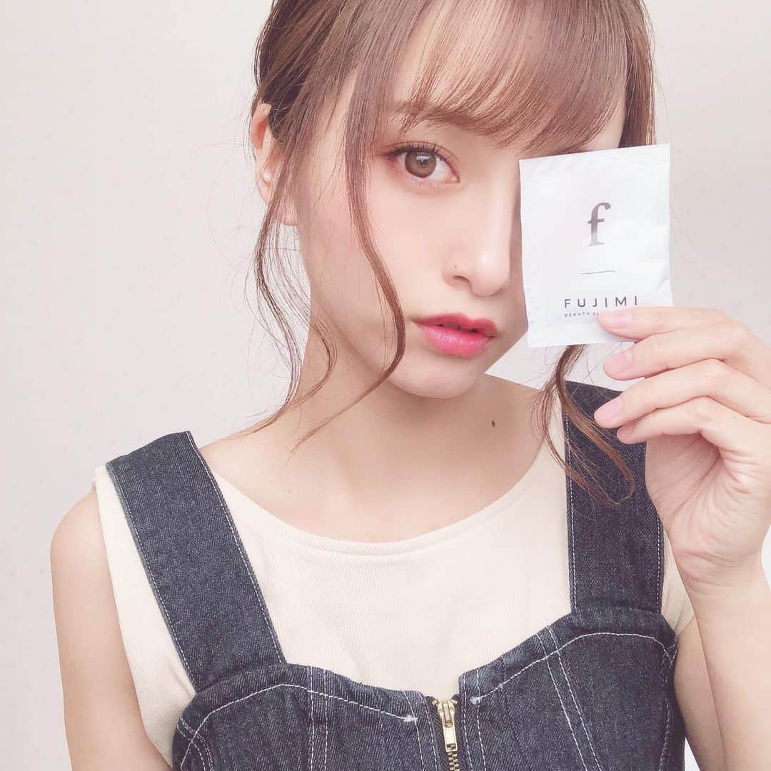 三田寺円のインスタグラム：「ずっと気になってた FUJIMIのカスタマイズサプリ💊😳 遂にゲットしました👏💕 . 今までサプリって何をどれだけ飲めば お肌に良いのかいまいちわからなくて、 ボトルから何種類も取り出して〜みたい なのが面倒でなかなか続かなかったんだけど . FUJIMIのサプリは質問に答えて 自分に合ったサプリを調合してくれるので めんどくさがりやの私にぴったり😚 . まだ飲み始めたばっかりだけど、 これからの変化が楽しみ〜😚💕 . #fujimi #サプリ #サプリメント #healthyfood #healthcare #skincare #PR #インナーケア #アンチエイジング #カスタマイズサプリ #肌ケア #肌質改善 #肌荒れ改善」