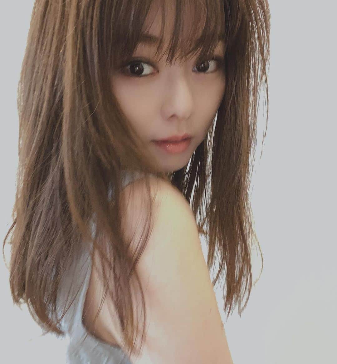 のインスタグラム：「Instagram久しぶりすぎて、やばばばば😅  タイミング逃すと何から更新していいのか悩み。また更新できなくなっていましたわー🌀🙏💦 6月もまもなく終わってしまうね。  いつかの紫陽花。この紫陽花みたら雛祭りに食べるポンポン菓子食べたくなりましたw🤍✨ #久しぶりです」