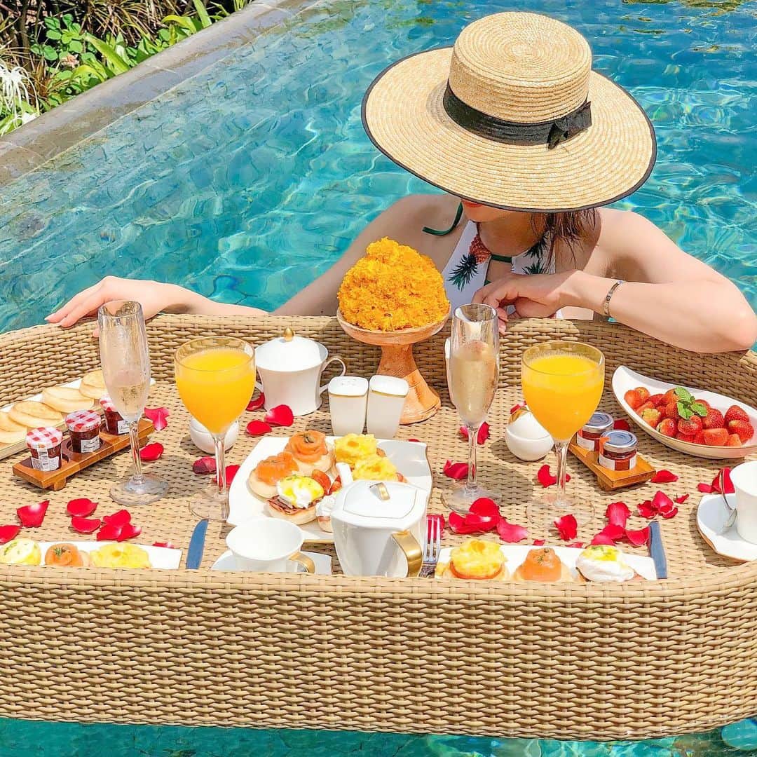 JUNKO（飯田順子）さんのインスタグラム写真 - (JUNKO（飯田順子）Instagram)「Baliの思い出🥰 ・ #floatingbreakfast をしてみたくて朝起きたら想像以上に可愛い世界が広がってて嬉しかったな😍 ・ でもプールで食べるのは大変だったから🤳とってからプールサイドで食べました🤭🤭#フローティングブレックファースト #Bali#アヤナリゾート」6月28日 23時33分 - jun__ko_
