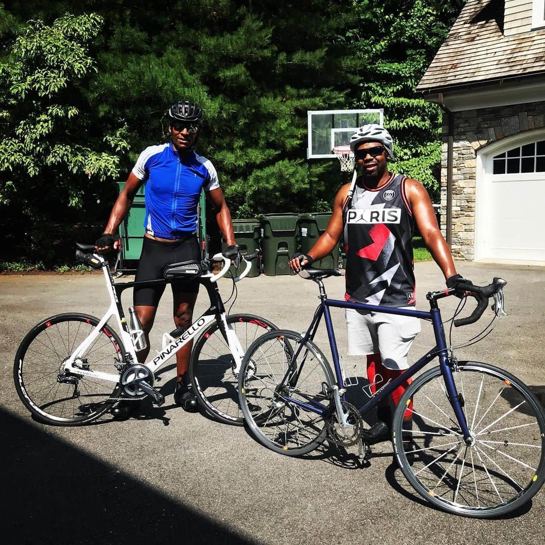 レイ・アレンのインスタグラム：「My brother @mrbcoop and I got a good ride in this morning. This was his second ride ever, he’s hooked. #22miles」