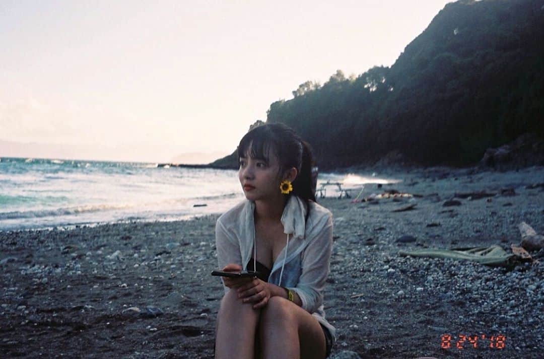 のインスタグラム：「ㅤㅤ 2018年の夏。 #フィルム #フィルムカメラ #フィルム写真 #写ルンです #夏 #海 #水着 #🌻」