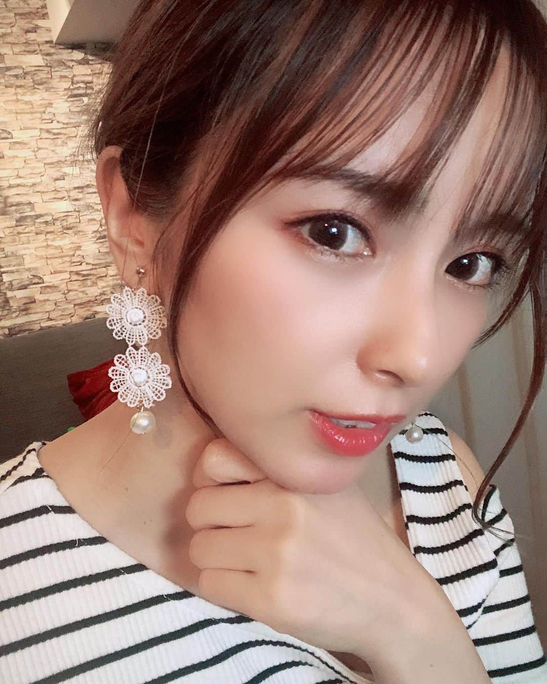 ぽこのインスタグラム：「生配信ありがとう☺️✨ イヤリングは300円で買えるやつがメイン🌸 これはスリコで買ったんだけど、大きいのも多いから本当好き😂❤️ 🌸  #3coins  #イヤリング」