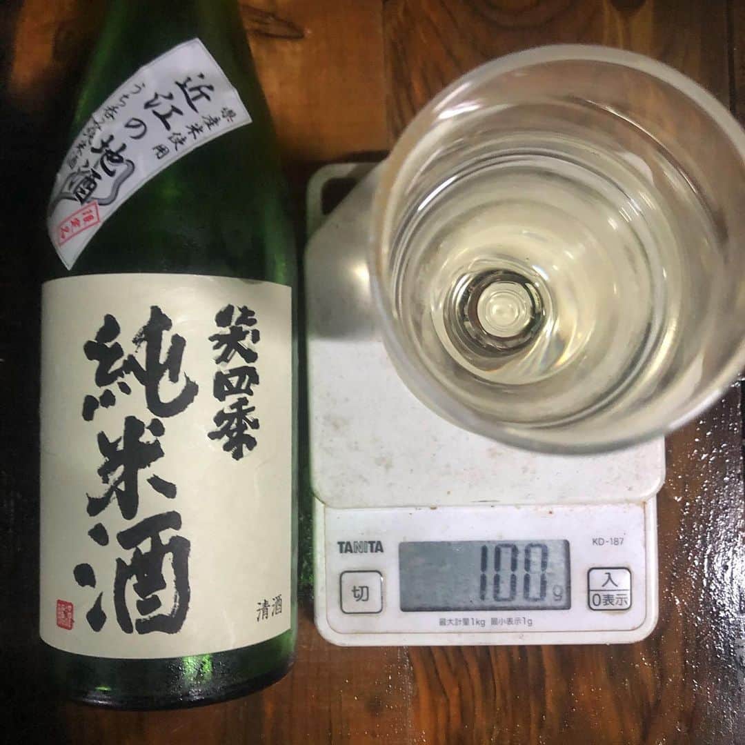 直樹 加藤さんのインスタグラム写真 - (直樹 加藤Instagram)「.. 今夜の100mlの日本酒です。  飲み過ぎは、ダメだけど、酒は百薬の長。  実際、毎晩地道に飲んでると、シワとシミの減少は、実感出来ますね。  後味の軽い苦味がナイスな純米。  53歳は、日本酒ダイスキです。  美味しいから、毎晩飲み続けられます。  #大文字屋加藤酒店 #西七条 #梅小路 #日本酒の効能 #αeg #真皮質 #コラーゲン #コラーゲン増量 #笑四季」6月28日 23時49分 - daimonjiyakatonaoki