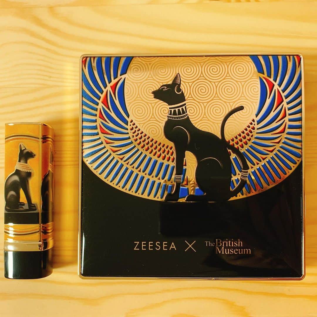 松尾幸実さんのインスタグラム写真 - (松尾幸実Instagram)「ZEESEA×大英博物館のパレットとリップ ギラギラしてて可愛い❤️ リップにもヒエログリフっぽい文字が🦎  #zeesea #アイシャドウ」6月28日 23時52分 - yukimi.m_official