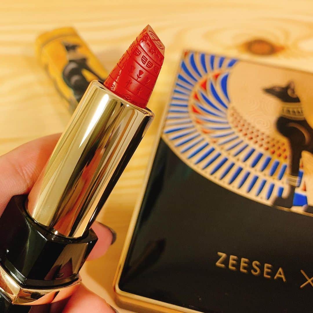 松尾幸実のインスタグラム：「ZEESEA×大英博物館のパレットとリップ ギラギラしてて可愛い❤️ リップにもヒエログリフっぽい文字が🦎  #zeesea #アイシャドウ」
