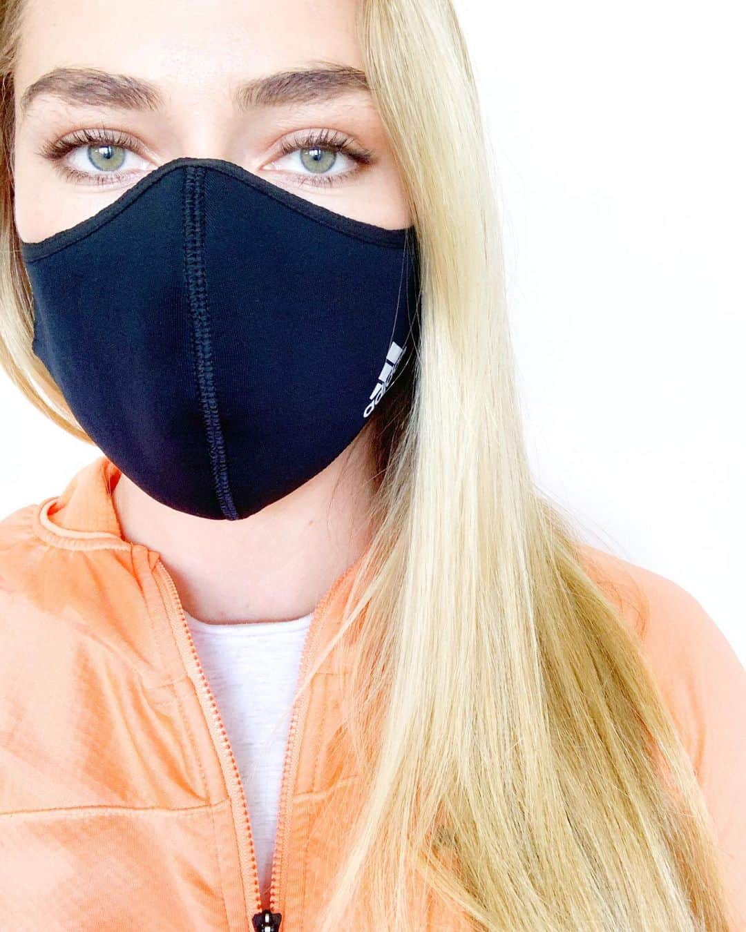 ミカエラ・シフリンのインスタグラム：「THIS IS NOT A POLITICAL STATEMENT.  I wear a mask for my mom, my brother. For anyone out there who is high risk and knows it, anyone out there who may be high risk but doesn’t know it. For the people who have been sick and survived, and for those who have not made it. For our frontline workers. For our healthcare system—the doctors and nurses whose battle is far from over. For our economy- so we can continue to open and still contain the virus. I wear it to protect the people I love, but also to protect the people I don’t even know.  Who do you wear your mask for? #wearamask」