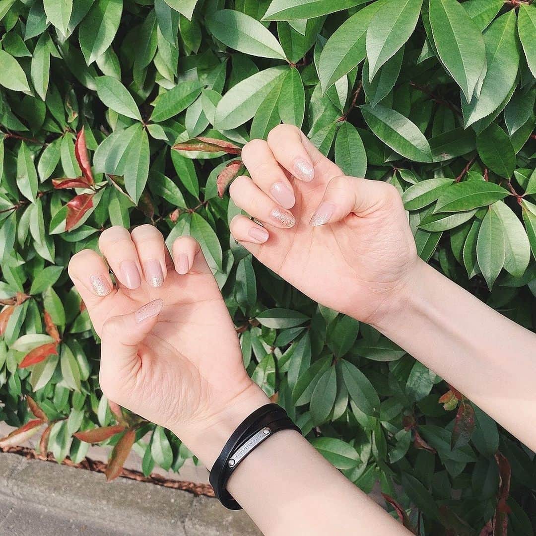 小林玲のインスタグラム：「.﻿ ﻿ ﻿ 舞台天ネコのビジュアル撮影が﻿ あったのでそれに合わせて、﻿ ﻿ セルフネイル☺︎﻿ ﻿ ﻿ 使った物は2枚目に♪﻿ 二つともすぐ乾くb﻿ ﻿ ﻿ #nail  #セルフネイル」