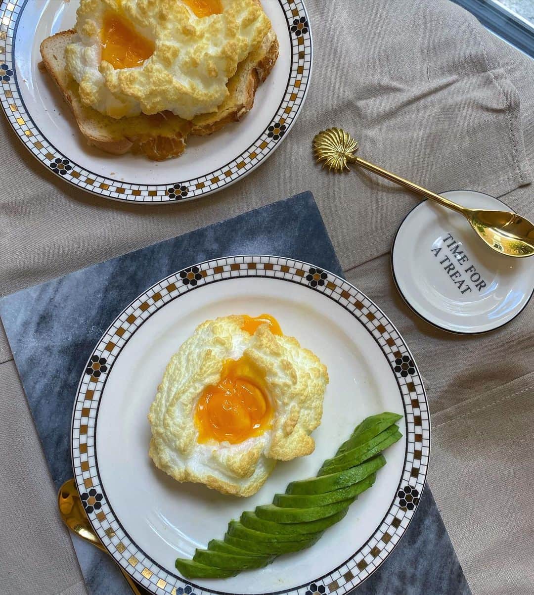 Eat With Steph & Coのインスタグラム：「How do you like your eggs in the morning? I like mine in a cloud ⛅️ this is my new weekend breakfast addiction! What’s your favourite way to eat eggs? Let us know in the comments! 📸 @thetessaproject  #cloudeggs #breakfast #healthybreakfast #quarantinecooking」