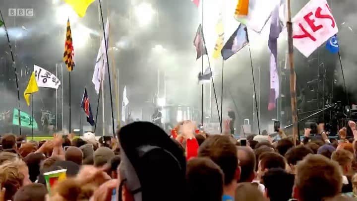 The xxのインスタグラム：「Glastonbury ❤️ we will never ever forget this moment in 2017, Thank you @glastofest ! We miss you! You can re-watch our set in full on BBC iplayer now and “On Hold” on YouTube! ❤️xx The xx」