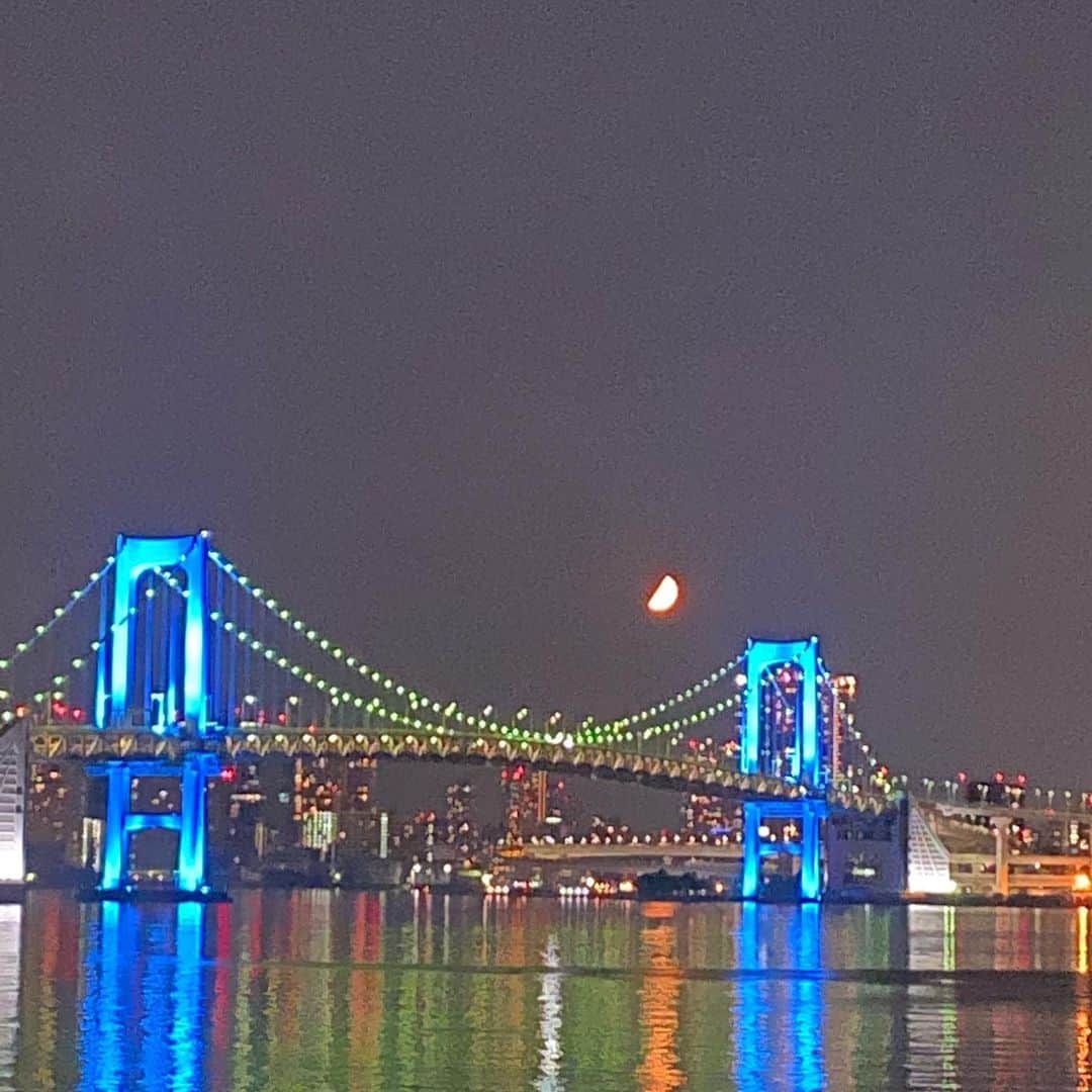 ミラクルひかるさんのインスタグラム写真 - (ミラクルひかるInstagram)「月の移動は早い。6月28日23:48🕛 大きい月って目の錯覚って本当ですか？ 今日の月は大きな半月でした。 みてみて！月光が東京タワーと同じぐらい水面に🧡 月光が 水面の背丈 赤の塔 #大きな月 #東京タワー#レインボーブリッジ夜景」6月29日 0時06分 - miracle_hikaru_official