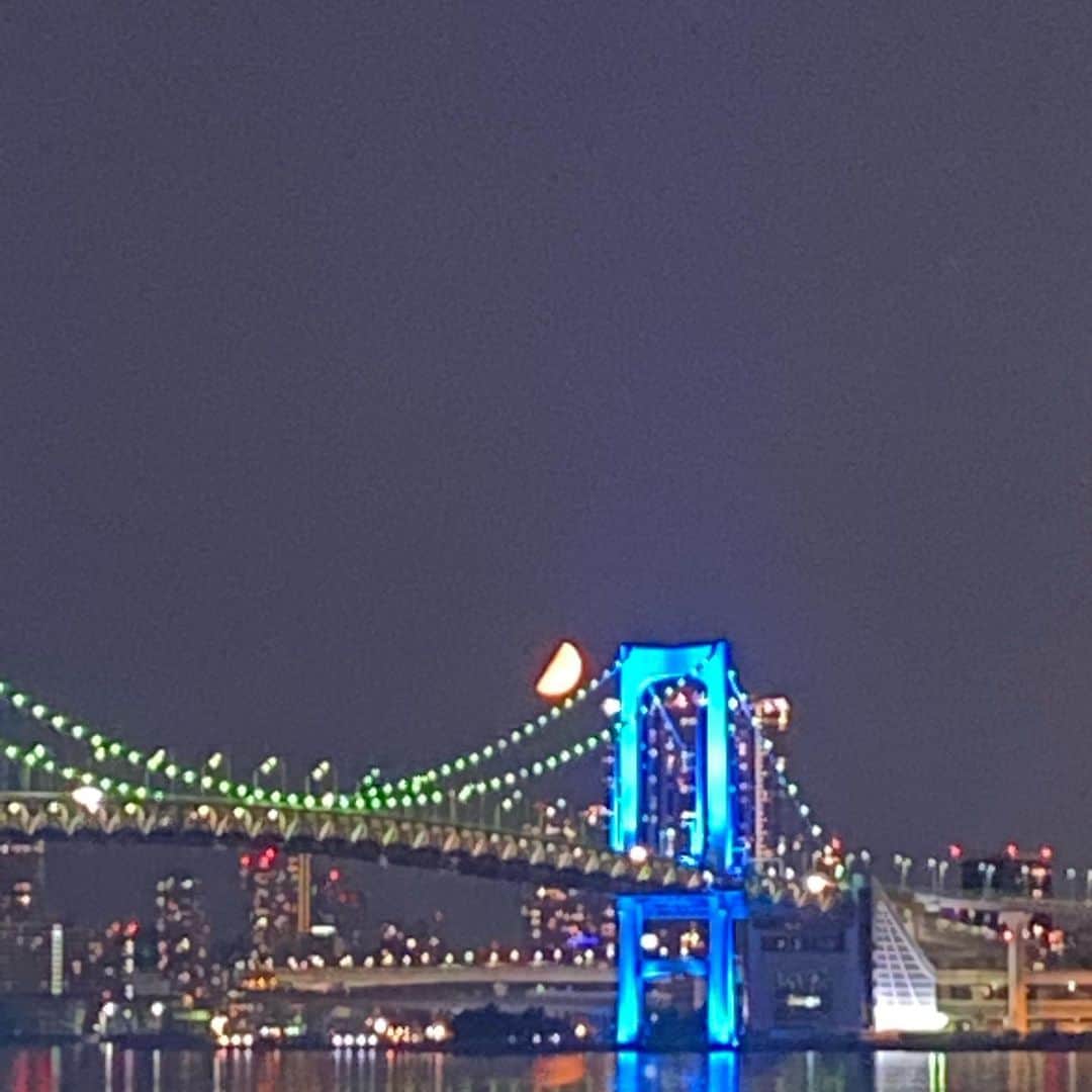 ミラクルひかるさんのインスタグラム写真 - (ミラクルひかるInstagram)「月の移動は早い。6月28日23:48🕛 大きい月って目の錯覚って本当ですか？ 今日の月は大きな半月でした。 みてみて！月光が東京タワーと同じぐらい水面に🧡 月光が 水面の背丈 赤の塔 #大きな月 #東京タワー#レインボーブリッジ夜景」6月29日 0時06分 - miracle_hikaru_official