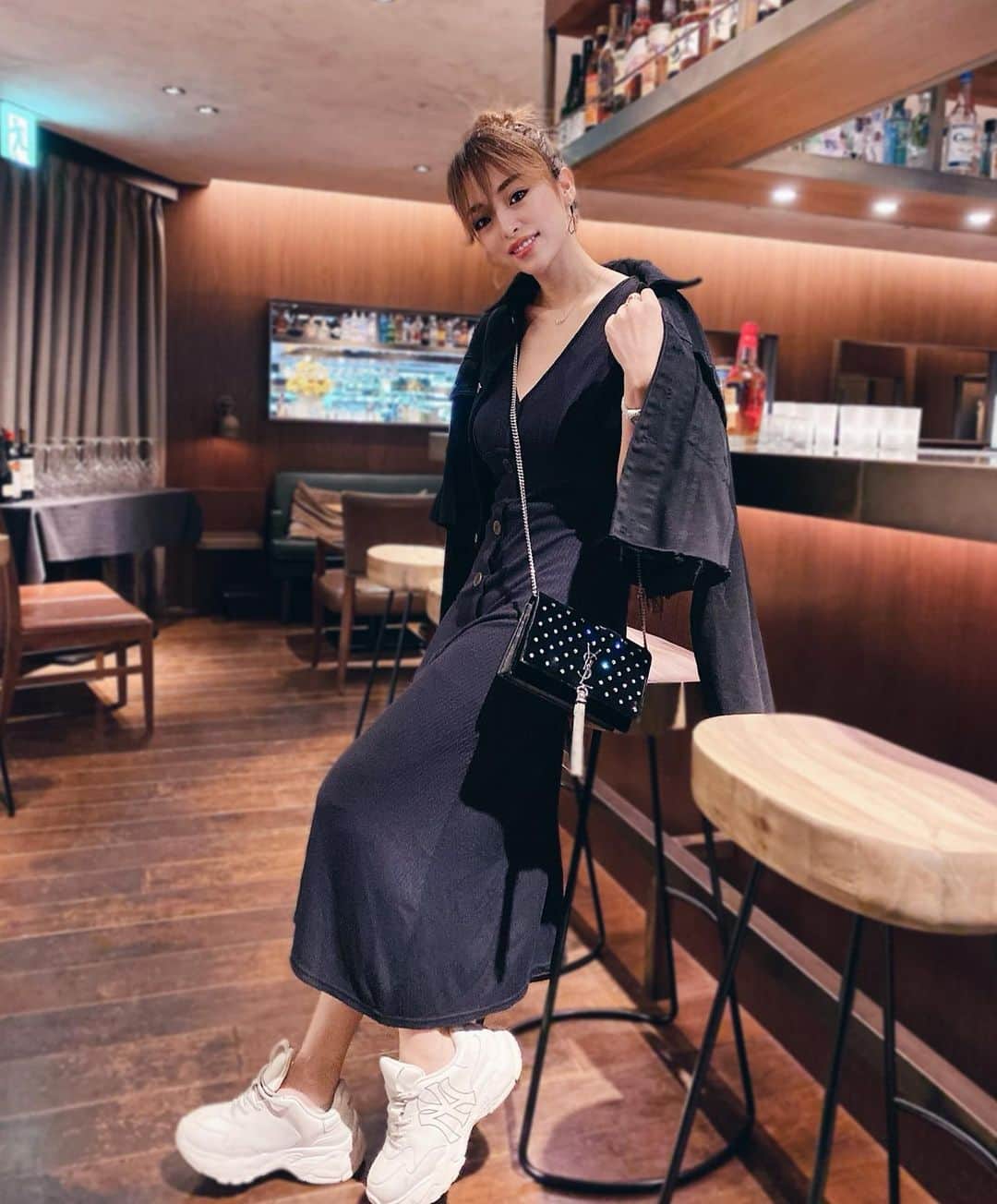 のインスタグラム：「スニーカースタイルにも合うワンピ♥ おやすみ🌙 #COCOVANILLA #MIRROR9」