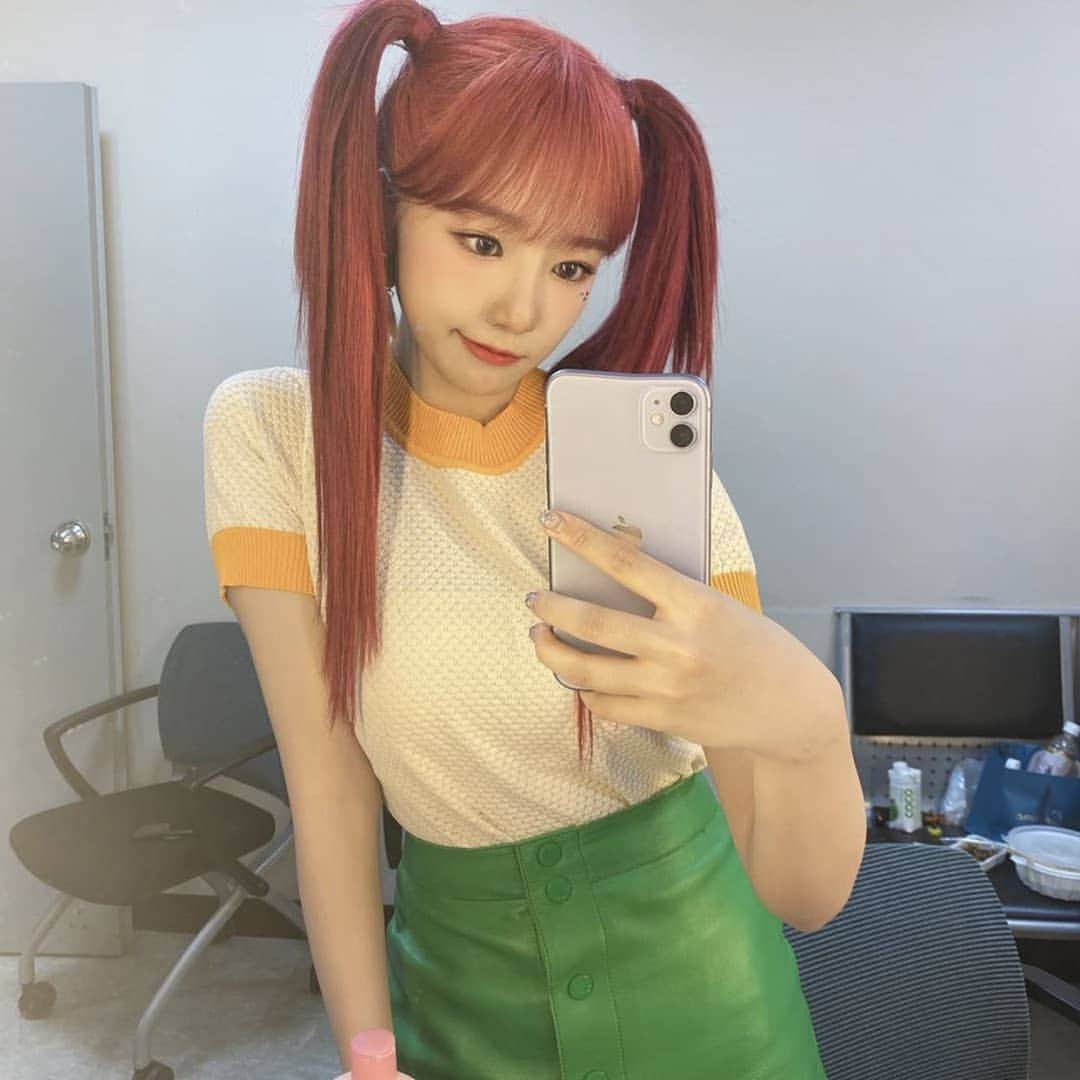 チョ・ユリのインスタグラム：「Look how cute she is😳 ______ Jo yuri's daily updates? Follow me ➡ @joyuri.official _______ #produce48 #mnetofficial  #izone #izoneupdates #joyuri #yuri #kpop  #2020  #조유리 #아이돌 #아이돌학교 #아시아나 #애교 #애교쟁이#아이즈원 #アイズワン #조유리 #유리  #チョユリ #IZONE  #ユリ #은비 #유리Dream #ユリ #IZONE #아이즈원 #アイズワ #comeback #comebackizone」