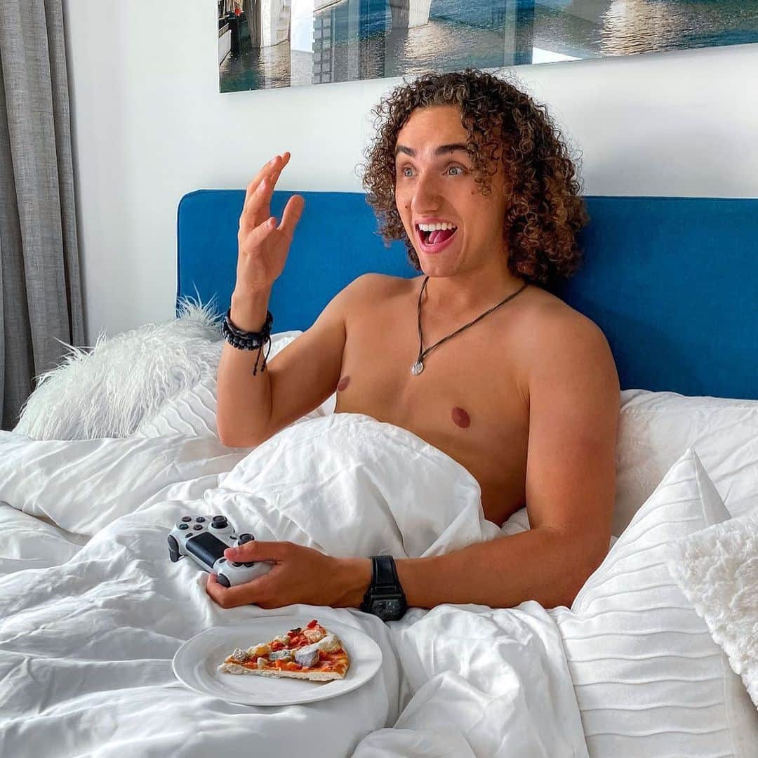 Kwebbelkopさんのインスタグラム写真 - (KwebbelkopInstagram)「Every Sunday I have a cheat day. That means I can do whatever I want and eat whatever I want! Like spending the day in bed eating pizza and playing Xbox all day.」6月29日 0時09分 - kwebbelkop