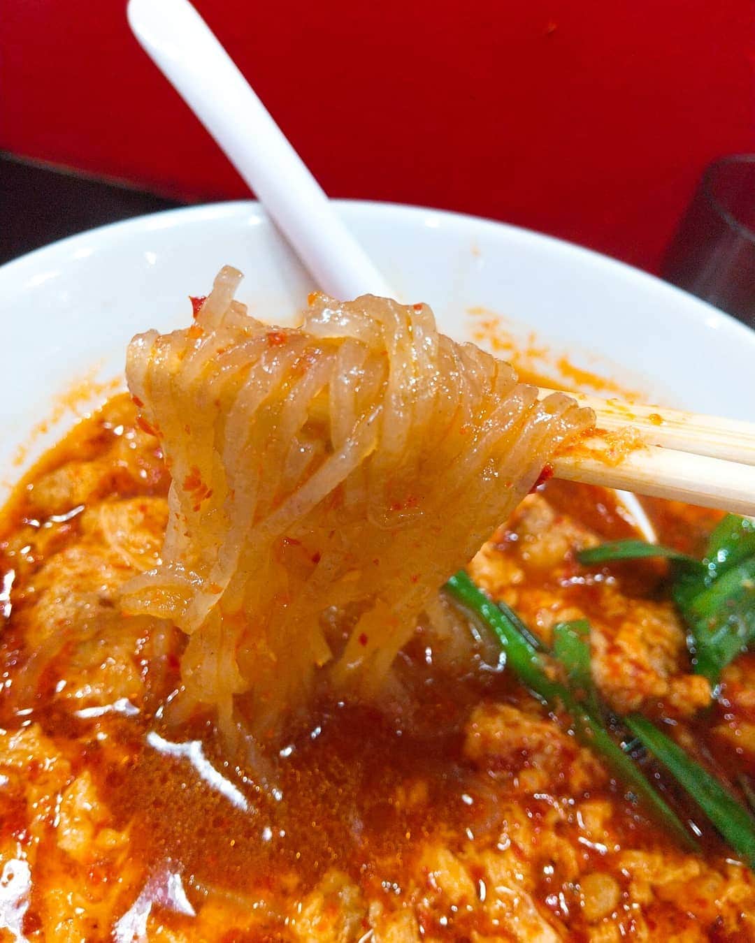 おぎたともこさんのインスタグラム写真 - (おぎたともこInstagram)「辛いラーメンにはまっとるよ٩( 'ω' )و  辛くてうまみがあってこのみーーー🔥  辛さは選べるので完全自己責任🤣  0-100倍まであるよ  麺は3種類あって選べるのも嬉しい！  こんにゃく、卵麺、うどんがある！  こんにゃくって言ってもこんにゃくじゃないらしい！  なんじゃそりゃ😆  そば粉と小麦粉で出来とるんと  ムニムニで柔らかいのに弾力があって好きじゃー  分かりやすく言うと韓国冷麺とわらび餅の間くらい👍  分かりやすいね🐭  こんにゃく感は、、、無いかな🤣  無い方がいいんじゃけどね  ハマりすぎてカップ麺も買ったわ  #このみ #おぎたともこ #辛麺屋 #輪 #カップ麺 #広島 #辛いラーメン #こんにゃく麺 #見た目辛そうすぎてびびる #でもうまみがあってぶちうま」6月29日 0時22分 - konomiogitatomoko