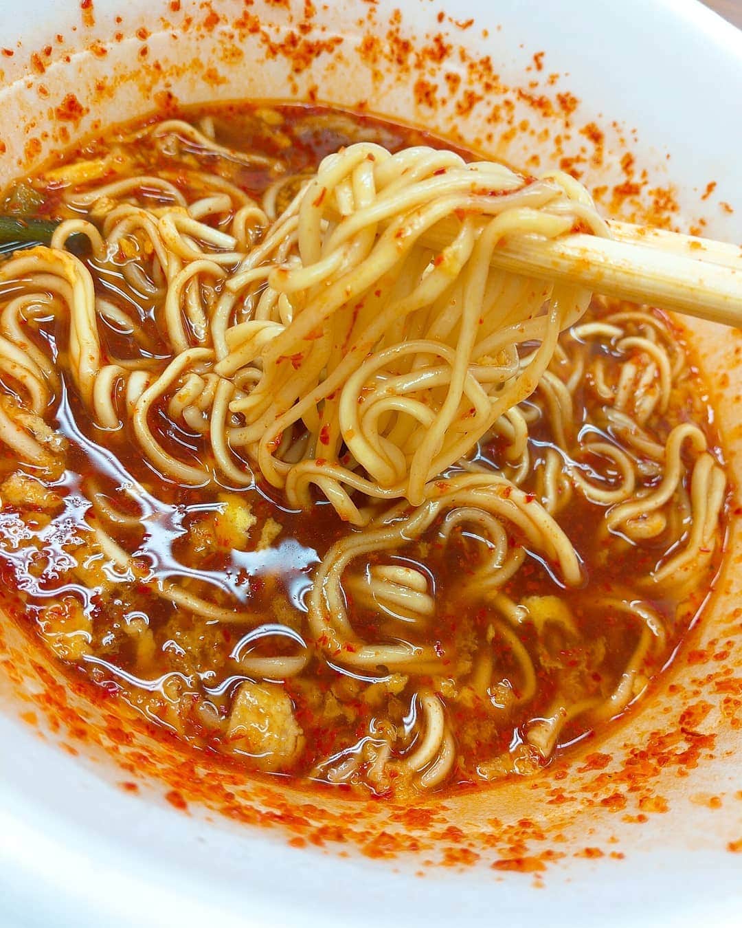 おぎたともこさんのインスタグラム写真 - (おぎたともこInstagram)「辛いラーメンにはまっとるよ٩( 'ω' )و  辛くてうまみがあってこのみーーー🔥  辛さは選べるので完全自己責任🤣  0-100倍まであるよ  麺は3種類あって選べるのも嬉しい！  こんにゃく、卵麺、うどんがある！  こんにゃくって言ってもこんにゃくじゃないらしい！  なんじゃそりゃ😆  そば粉と小麦粉で出来とるんと  ムニムニで柔らかいのに弾力があって好きじゃー  分かりやすく言うと韓国冷麺とわらび餅の間くらい👍  分かりやすいね🐭  こんにゃく感は、、、無いかな🤣  無い方がいいんじゃけどね  ハマりすぎてカップ麺も買ったわ  #このみ #おぎたともこ #辛麺屋 #輪 #カップ麺 #広島 #辛いラーメン #こんにゃく麺 #見た目辛そうすぎてびびる #でもうまみがあってぶちうま」6月29日 0時22分 - konomiogitatomoko